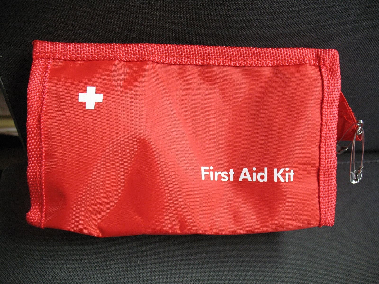 Tas P3K merah bertanda palang putih